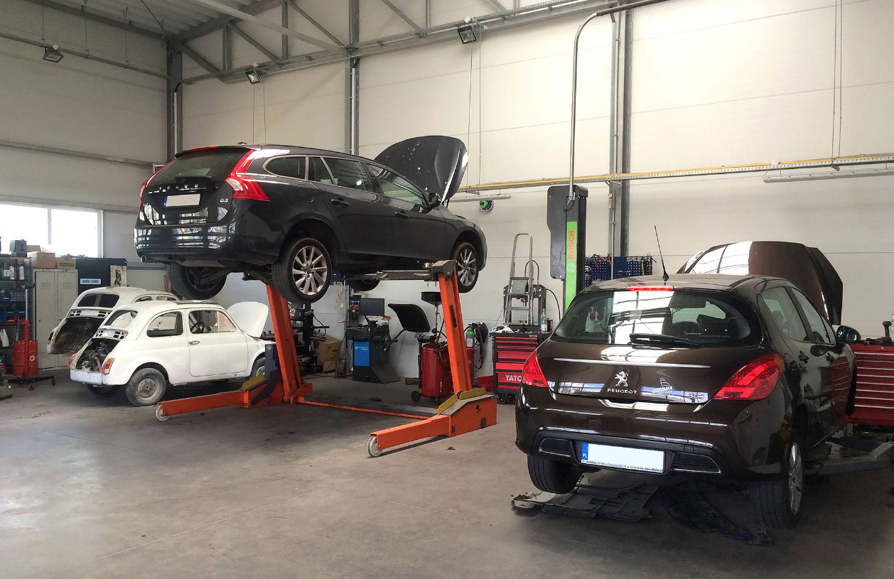 Mechanik pracujący przy samochodzie